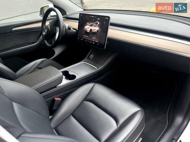 Белый Тесла Model Y, объемом двигателя 0 л и пробегом 34 тыс. км за 31500 $, фото 4 на Automoto.ua
