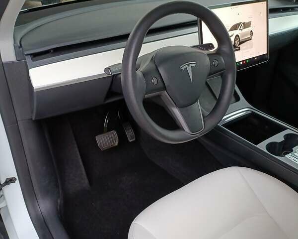 Белый Тесла Model Y, объемом двигателя 0 л и пробегом 52 тыс. км за 29000 $, фото 30 на Automoto.ua