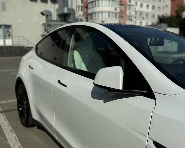 Белый Тесла Model Y, объемом двигателя 0 л и пробегом 49 тыс. км за 28000 $, фото 3 на Automoto.ua