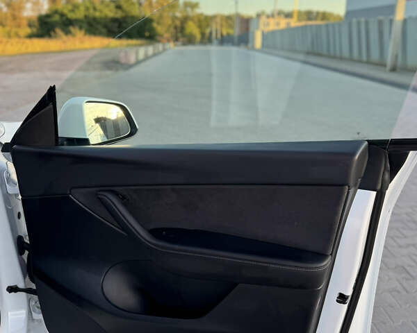Белый Тесла Model Y, объемом двигателя 0 л и пробегом 94 тыс. км за 24500 $, фото 19 на Automoto.ua