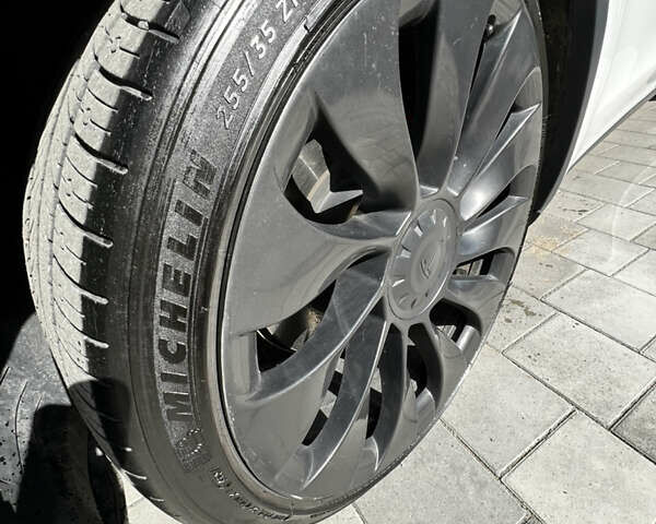 Белый Тесла Model Y, объемом двигателя 0 л и пробегом 59 тыс. км за 26999 $, фото 17 на Automoto.ua