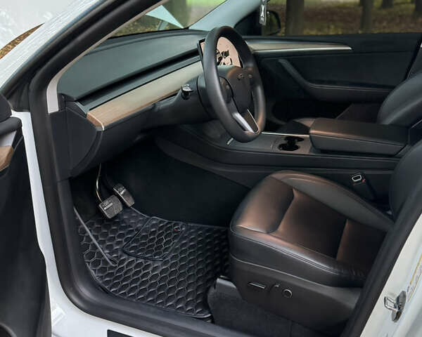 Белый Тесла Model Y, объемом двигателя 0 л и пробегом 30 тыс. км за 35000 $, фото 31 на Automoto.ua