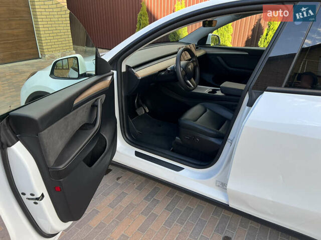 Белый Тесла Model Y, объемом двигателя 0 л и пробегом 25 тыс. км за 31500 $, фото 22 на Automoto.ua