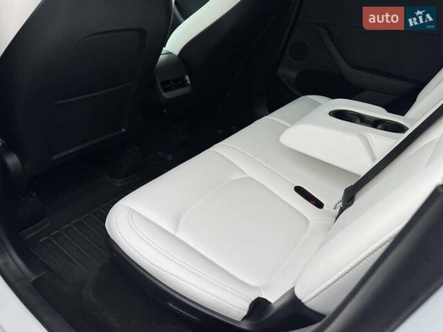 Білий Тесла Model Y, об'ємом двигуна 0 л та пробігом 62 тис. км за 27400 $, фото 34 на Automoto.ua