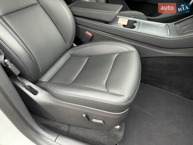 Белый Тесла Model Y, объемом двигателя 0 л и пробегом 53 тыс. км за 36700 $, фото 37 на Automoto.ua