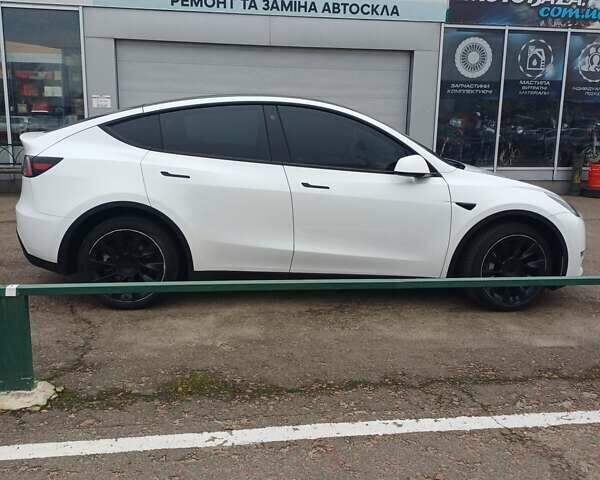 Белый Тесла Model Y, объемом двигателя 0 л и пробегом 54 тыс. км за 30000 $, фото 6 на Automoto.ua