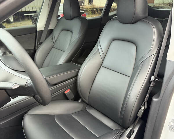 Белый Тесла Model Y, объемом двигателя 0 л и пробегом 16 тыс. км за 26500 $, фото 47 на Automoto.ua