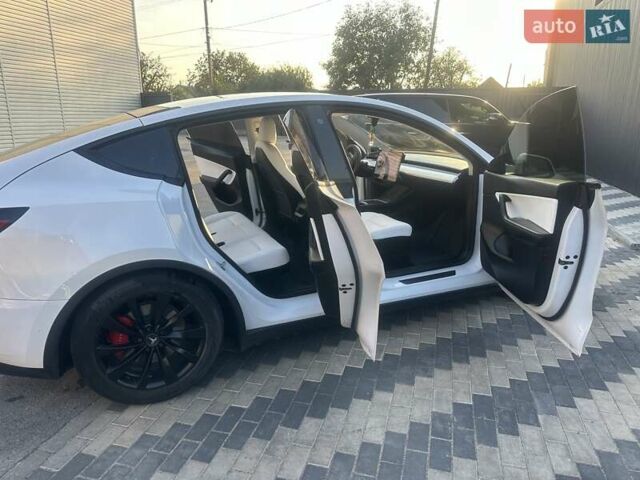 Тесла Model Y 2022 у Києві на Automoto.ua Білий Тесла Model Y, об'ємом двигуна 0 л та пробігом 25 тис. км за 35500 $, фото 36 на Automoto.ua