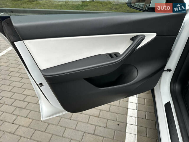 Белый Тесла Model Y, объемом двигателя 0 л и пробегом 117 тыс. км за 24999 $, фото 12 на Automoto.ua