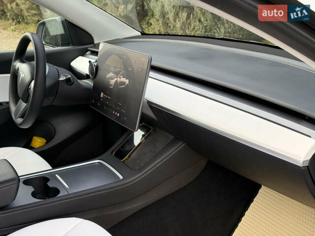 Белый Тесла Model Y, объемом двигателя 0 л и пробегом 129 тыс. км за 27400 $, фото 17 на Automoto.ua