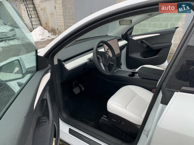 Белый Тесла Model Y, объемом двигателя 0 л и пробегом 4 тыс. км за 33000 $, фото 21 на Automoto.ua