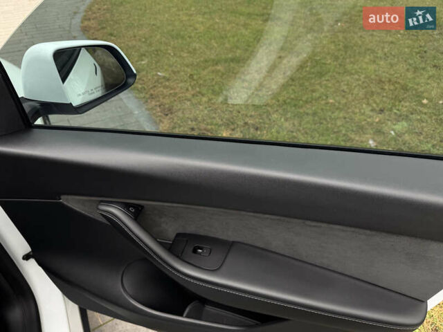 Белый Тесла Model Y, объемом двигателя 0 л и пробегом 74 тыс. км за 25700 $, фото 27 на Automoto.ua