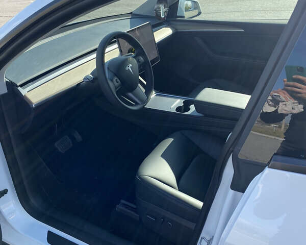 Белый Тесла Model Y, объемом двигателя 0 л и пробегом 2 тыс. км за 35000 $, фото 20 на Automoto.ua