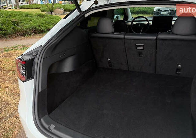 Білий Тесла Model Y, об'ємом двигуна 0 л та пробігом 80 тис. км за 33000 $, фото 12 на Automoto.ua