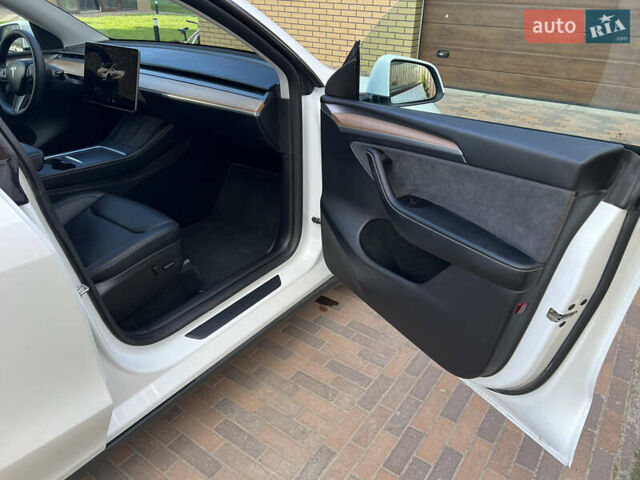 Белый Тесла Model Y, объемом двигателя 0 л и пробегом 25 тыс. км за 31500 $, фото 19 на Automoto.ua