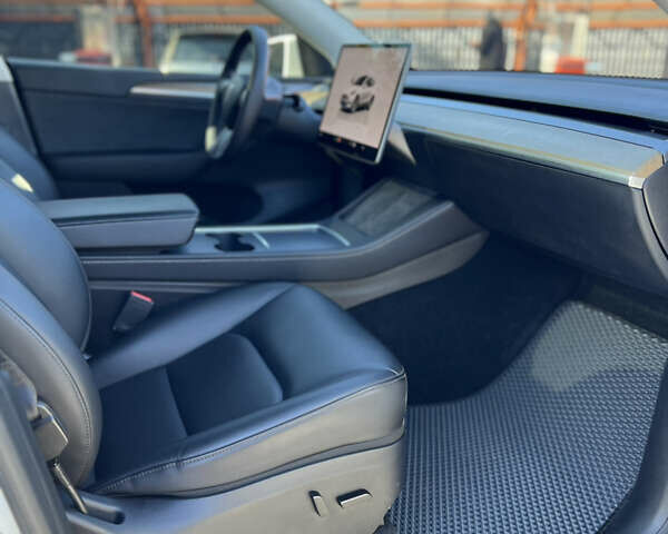 Белый Тесла Model Y, объемом двигателя 0 л и пробегом 24 тыс. км за 28200 $, фото 9 на Automoto.ua