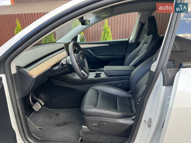 Белый Тесла Model Y, объемом двигателя 0 л и пробегом 25 тыс. км за 31500 $, фото 16 на Automoto.ua