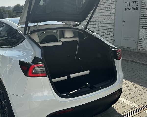 Белый Тесла Model Y, объемом двигателя 0 л и пробегом 49 тыс. км за 28000 $, фото 6 на Automoto.ua