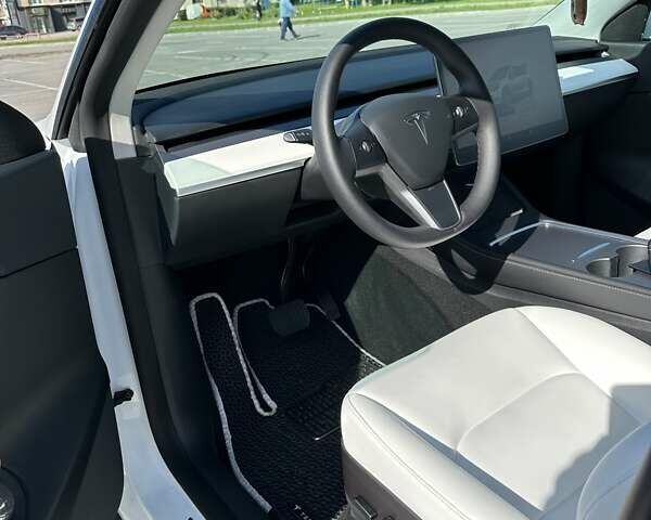 Білий Тесла Model Y, об'ємом двигуна 0 л та пробігом 47 тис. км за 30000 $, фото 7 на Automoto.ua