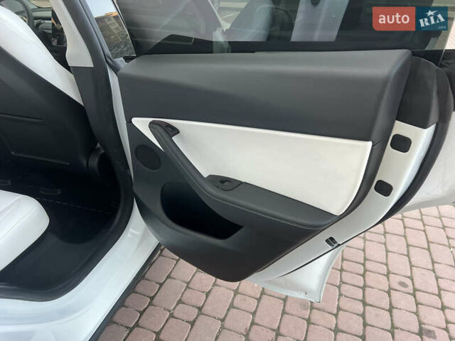 Белый Тесла Model Y, объемом двигателя 0 л и пробегом 21 тыс. км за 34999 $, фото 25 на Automoto.ua