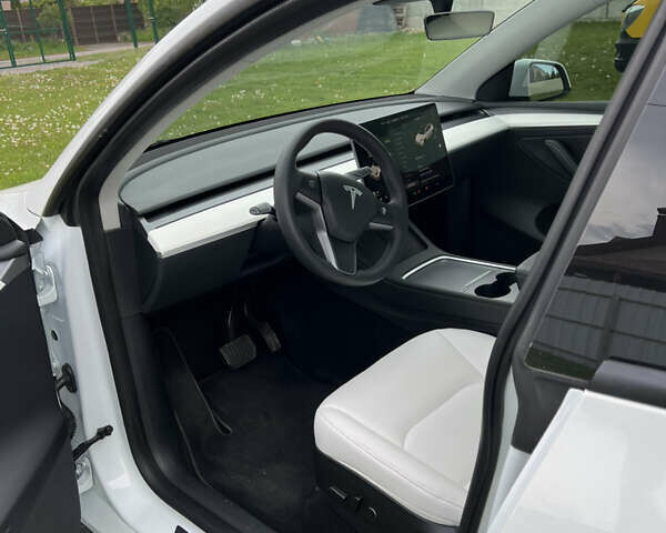 Белый Тесла Model Y, объемом двигателя 0 л и пробегом 13 тыс. км за 29500 $, фото 8 на Automoto.ua