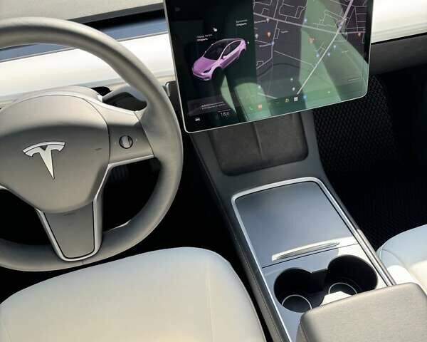 Белый Тесла Model Y, объемом двигателя 0 л и пробегом 49 тыс. км за 28000 $, фото 22 на Automoto.ua