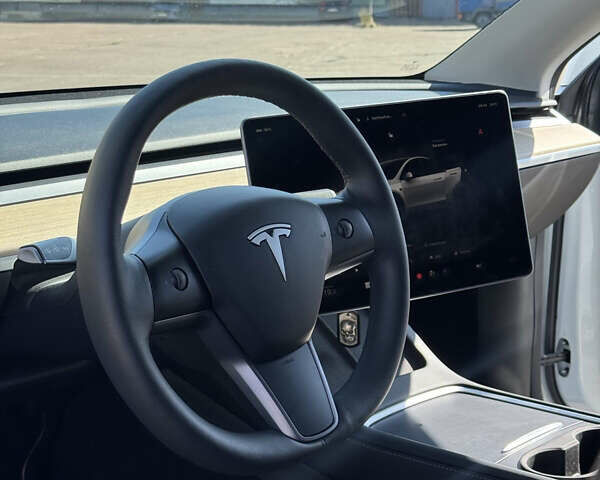 Белый Тесла Model Y, объемом двигателя 0 л и пробегом 50 тыс. км за 28000 $, фото 3 на Automoto.ua