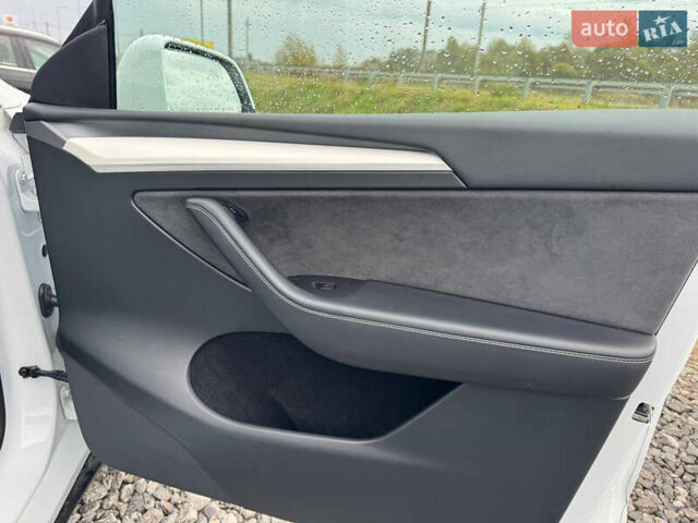 Білий Тесла Model Y, об'ємом двигуна 0 л та пробігом 62 тис. км за 27400 $, фото 19 на Automoto.ua