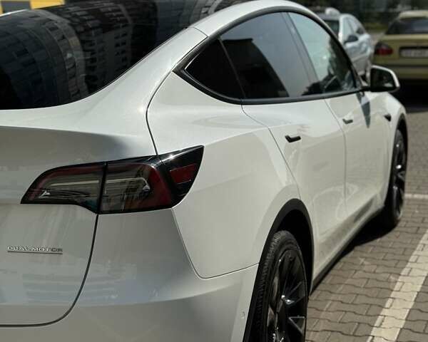 Белый Тесла Model Y, объемом двигателя 0 л и пробегом 49 тыс. км за 28000 $, фото 1 на Automoto.ua