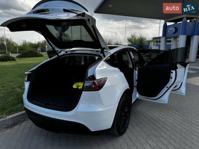 Белый Тесла Model Y, объемом двигателя 0 л и пробегом 59 тыс. км за 28800 $, фото 44 на Automoto.ua