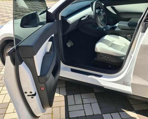 Белый Тесла Model Y, объемом двигателя 0 л и пробегом 54 тыс. км за 28000 $, фото 5 на Automoto.ua
