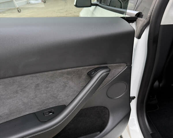 Белый Тесла Model Y, объемом двигателя 0 л и пробегом 16 тыс. км за 26500 $, фото 32 на Automoto.ua