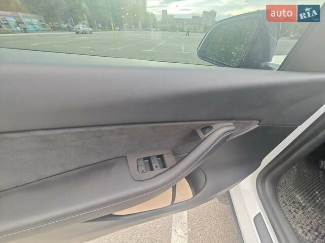 Белый Тесла Model Y, объемом двигателя 0 л и пробегом 38 тыс. км за 28000 $, фото 35 на Automoto.ua