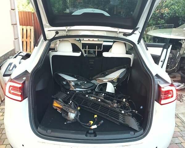 Тесла Model Y 2022 в Киеве на Automoto.ua Белый Тесла Model Y, объемом двигателя 0 л и пробегом 57 тыс. км за 25950 $, фото 17 на Automoto.ua