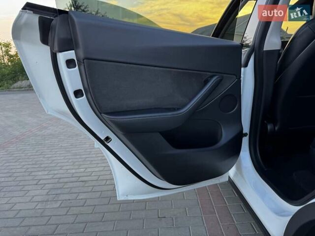 Белый Тесла Model Y, объемом двигателя 0 л и пробегом 59 тыс. км за 28800 $, фото 39 на Automoto.ua