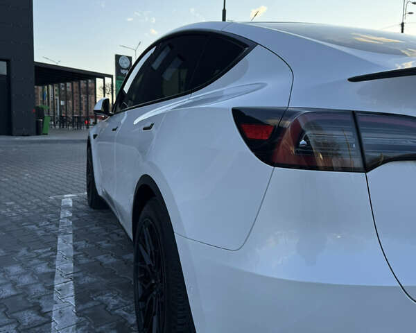 Белый Тесла Model Y, объемом двигателя 0 л и пробегом 45 тыс. км за 29999 $, фото 6 на Automoto.ua