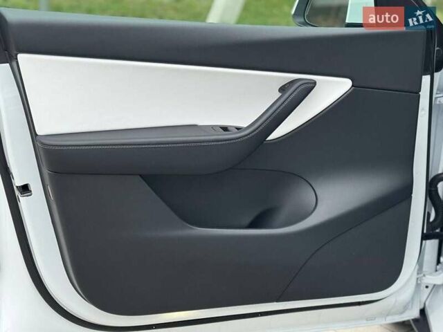 Білий Тесла Model Y, об'ємом двигуна 0 л та пробігом 117 тис. км за 23500 $, фото 23 на Automoto.ua