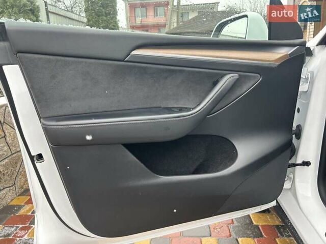 Белый Тесла Model Y, объемом двигателя 0 л и пробегом 94 тыс. км за 29999 $, фото 25 на Automoto.ua