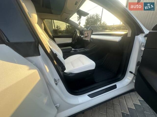 Тесла Model Y 2022 у Києві на Automoto.ua Білий Тесла Model Y, об'ємом двигуна 0 л та пробігом 25 тис. км за 35500 $, фото 25 на Automoto.ua