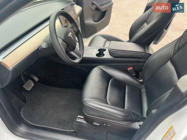 Белый Тесла Model Y, объемом двигателя 0 л и пробегом 31 тыс. км за 24999 $, фото 3 на Automoto.ua