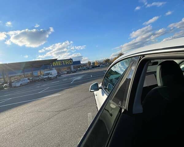 Белый Тесла Model Y, объемом двигателя 0 л и пробегом 39 тыс. км за 32500 $, фото 17 на Automoto.ua