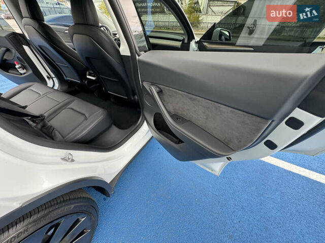 Белый Тесла Model Y, объемом двигателя 0 л и пробегом 68 тыс. км за 35000 $, фото 21 на Automoto.ua
