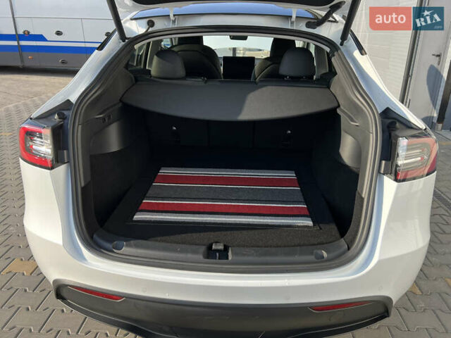 Белый Тесла Model Y, объемом двигателя 0 л и пробегом 12 тыс. км за 44900 $, фото 28 на Automoto.ua