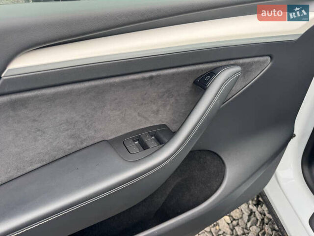 Білий Тесла Model Y, об'ємом двигуна 0 л та пробігом 62 тис. км за 27400 $, фото 40 на Automoto.ua