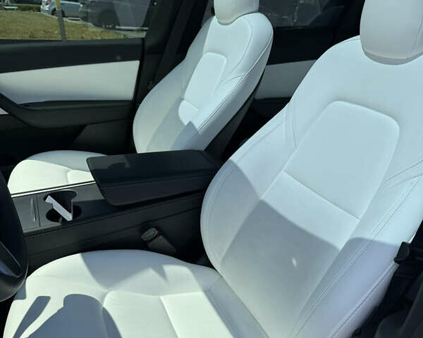 Белый Тесла Model Y, объемом двигателя 0 л и пробегом 49 тыс. км за 28200 $, фото 9 на Automoto.ua