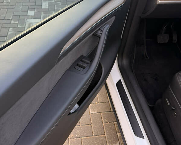 Білий Тесла Model Y, об'ємом двигуна 0 л та пробігом 52 тис. км за 26000 $, фото 8 на Automoto.ua