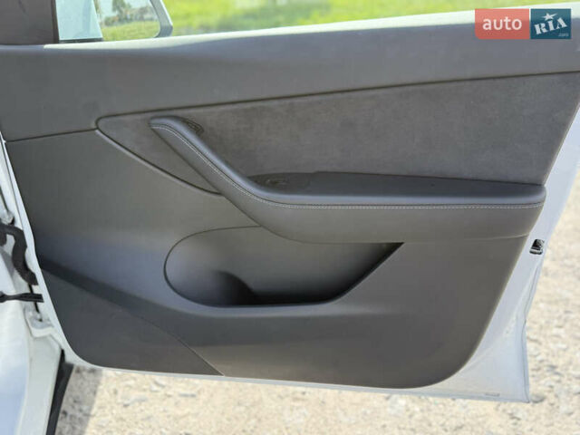 Білий Тесла Model Y, об'ємом двигуна 0 л та пробігом 57 тис. км за 27000 $, фото 28 на Automoto.ua