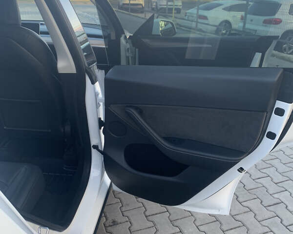 Белый Тесла Model Y, объемом двигателя 0 л и пробегом 50 тыс. км за 29999 $, фото 17 на Automoto.ua