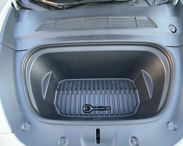 Білий Тесла Model Y, об'ємом двигуна 0 л та пробігом 167 тис. км за 24999 $, фото 18 на Automoto.ua