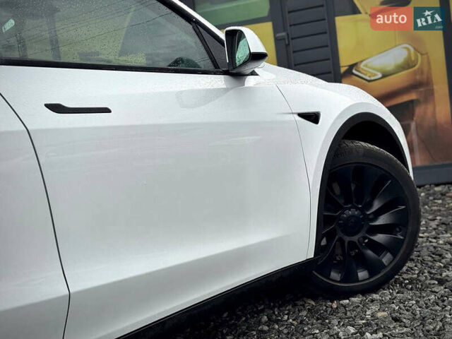 Білий Тесла Model Y, об'ємом двигуна 0 л та пробігом 62 тис. км за 27400 $, фото 53 на Automoto.ua